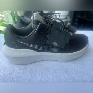 Like New Nike Boys running shoes!! No box!! Very clean like new